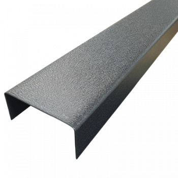 Nahaufnahme Oberfläche Alu U-Profil anthrazitgrau mit Schutzfolie und glatter Beschichtung